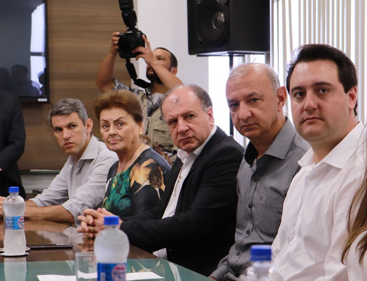 Gilson santos, vice prefeita de araucaria, secretario de urbanismo, prefeito de araucaria e governador Ratinho Junior sentados na mesa