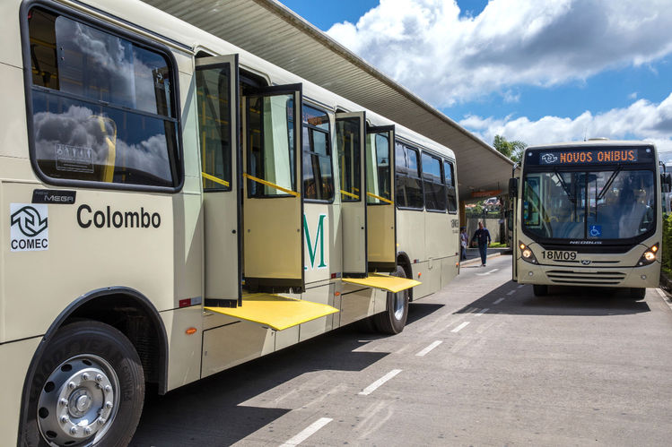 Foto do ônibus com portas abertas no terminal