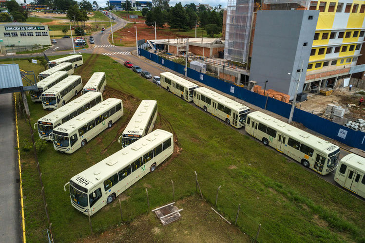 Foto aerea dos ônibus enfileirados ao lado do terminal de pinhais