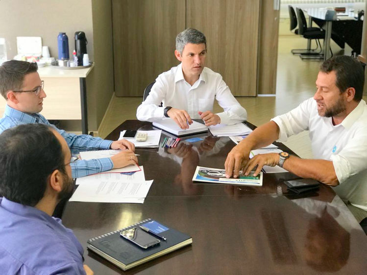 Presidente da Comec, Gilson Santos em seu gabinete com o empresário Roberto Marcelino, idealizador do Smart City.