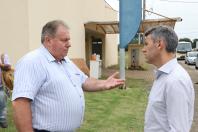 GIlson Santos conversando com o prefeito de COntenda