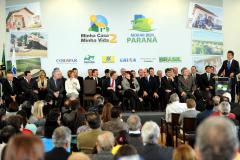 O governador Beto Richa e o ministro das Cidades, Aguinaldo Ribeiro, firmaram no dia 23 de julho, no Palácio Iguaçu, em Curitiba, o acordo de cooperação que assegura ao Paraná R$ 3,375 bilhões para a construção de 70 mil moradias no Estado.