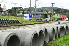 As equipes contratadas pelo Departamento de Estradas de Rodagem (DER-PR), da Secretaria de Estado da Infraestrutura e Logística, começaram as obras do contorno rodoviário de Agudos do Sul