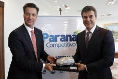 O governador Beto Richa e o presidente da Volkswagen no Brasil, Thomas Schmall, formalizaram a parceria entre o governo estadual e a empresa para ampliação da fábrica de São José dos Pinhais.