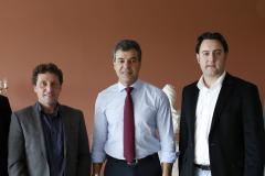 O prefeito Marcus Tesserolli, o governador Beto Richa e o secretário do Desenvolvimento Urbano, Ratinho Junior.