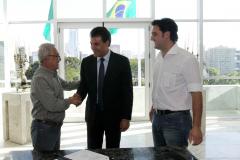 O prefeito de Campo Largo Affonso Portugal Guimarães, o governador Beto Richa e o secretário de Desenvolvimento Urbano Ratinho Júnior na assinatura do convênio. 