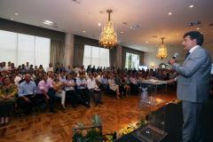 O governador Beto Richa assinou o termo de convênio em evento com a presença de 311 prefeitos