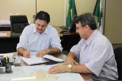 O secretário do Desenvolvimento Urbano, Ratinho Junior e o prefeito de Araucária  Olizandro José Ferreira na assinatura da autorização da licitação  para aquisição de equipamentos rodoviários pelo Promap. 