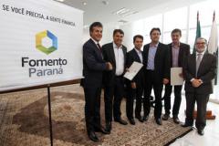 O governador Beto Richa assinou um contrato de financiamento de R$ 7 milhões para compra de maquinário e obras de pavimentação de vias urbanas no município de Araucária, na Região Metropolitana de Curitiba