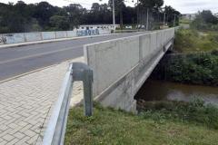 A construção de uma ponte de 30 metros sobre o Rio Atuba, no limite entre Curitiba e Colombo, criou um novo acesso entre os dois municípios e desafogou o trânsito na BR-476 (Estrada da Ribeira).