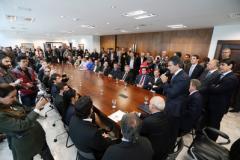 A autorização das licitações e homologações das licitações já concluídas foram assinadas pelo governador Beto Richa durante encontro com os prefeitos no Palácio Iguaçu, em Curitiba. 