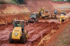 Parcerias entre o Governo do Paraná e a iniciativa privada estão acelerando a execução de obras de infraestrutura para atender grandes projetos industriais no Estado, como o da Klabin, Votorantim, Ambev e Cargill.
