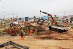 As equipes do Departamento de Estradas de Rodagem do Paraná (DER-PR) iniciaram as obras de escavação dos blocos e implantação das estacas do novo viaduto na PR-415 - a rodovia Leopoldo Jacomel, que faz a ligação entre Curitiba, Pinhais e Piraquara