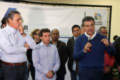 O governador Beto Richa e o presidente da Companhia de Habitação do Paraná (Cohapar), Abelardo Lupion, assinaram  ordem de serviço para obras de infraestrutura no bairro Novo Guarituba, em Piraquara.