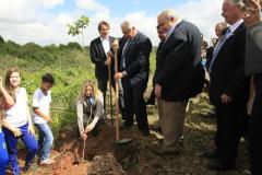A vice-governadora Cida Borghetti, o prefeito de São José dos Pinhais, Luis Carlos Setim e o prefeito eleito de Curitiba Rafael Greca no plantio de árvores.