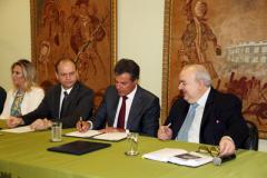 O governador Beto Richa e o prefeito Rafael Greca assinaram o protocolo de intenções para estudo para implantação do novo sistema de transporte metropolitano.