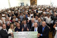 O governador Beto Richa repassou o montante de R$ 429,8 milhões aos 399 municípios do Paraná, referente a uma cota extra do ICMS.