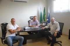 O coordenador geral da Comec, Caco Almeida, o prefeito de Campina Grande do Sul, Bihl Zanetti e o diretor-presidente da Comec, Omar Akel.