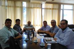 O prefeito de Campo Magro Cláudio Cesar Casagrande, o diretor-presidente da Comec, Omar Akel e diretores durante a reunião.