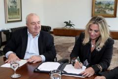 O prefeito Rafael Greca e a governadora em exercicio Cida Borghetti, no Palácio Iguaçu,  durante assinatura do termo de cooperação técnica.