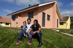 Famílias de Campo Magro que viviam em área de risco recebem moradias