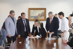 A governadora Cida Borghetti recebeu os prefeitos para assinatura dos convênios.