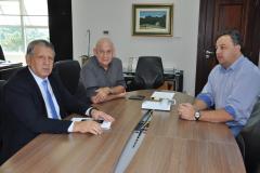 O chefe da Casa Civil, Dilceu Sperafico,o presidente da Alep, Ademar Traiano e o prefeito de Campina Grande do Sul, Bihl Elerian Zanetti. 